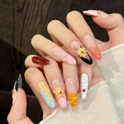 Künstlerisches Press-On-Nagelset mit floralen Motiven