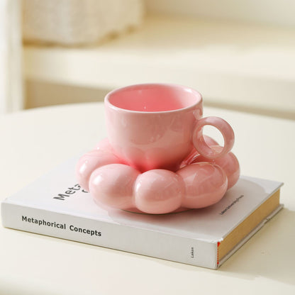 Keramikbecher mit skulpturaler Bubble-Untertasse
