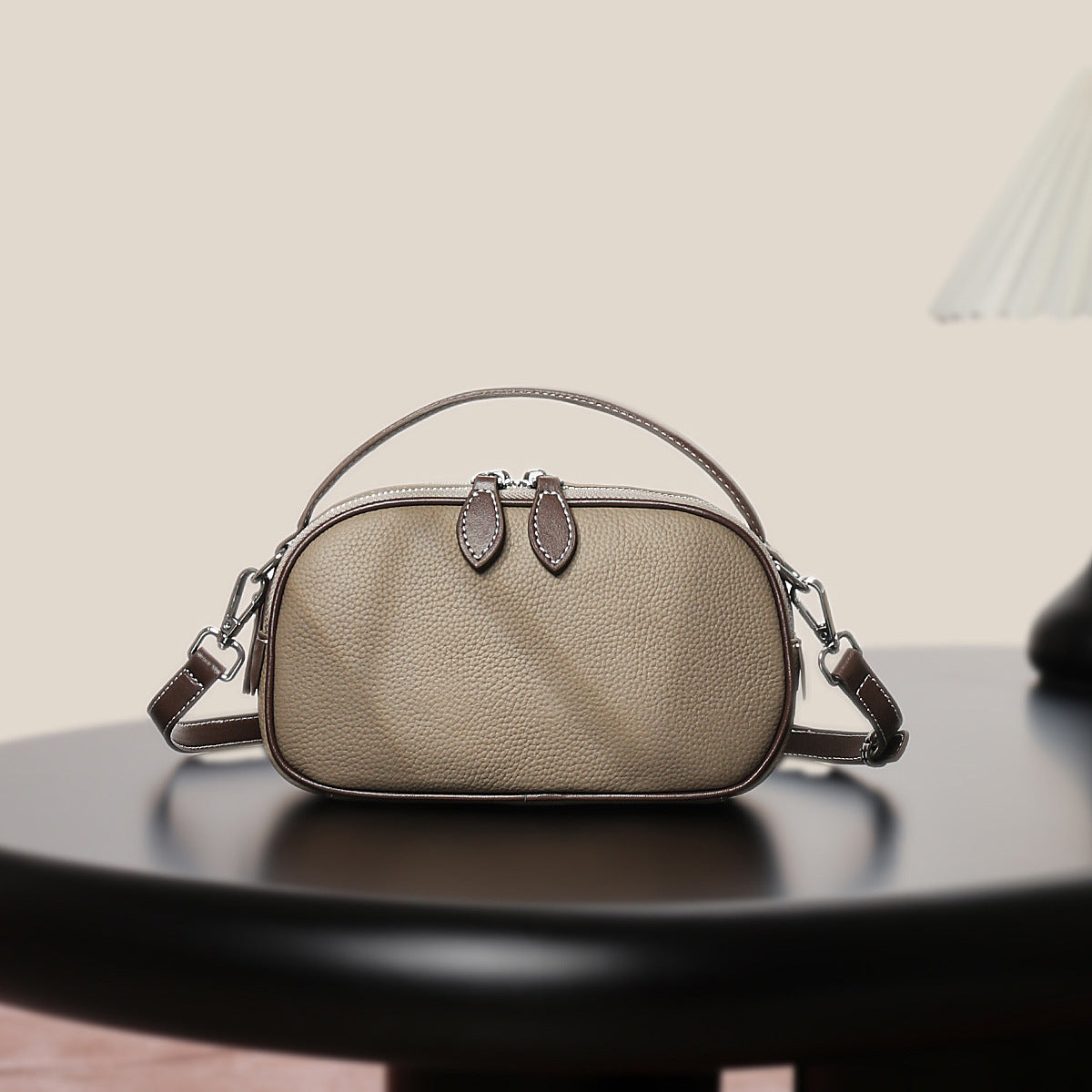 Strukturierte genarbte Leder-Top-Handle-Crossbody-Tasche mit abnehmbarem Riemen