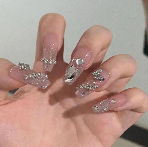 Kunstvolle Nagelkunst mit Glitzer- und Blumenapplikationen Brehn