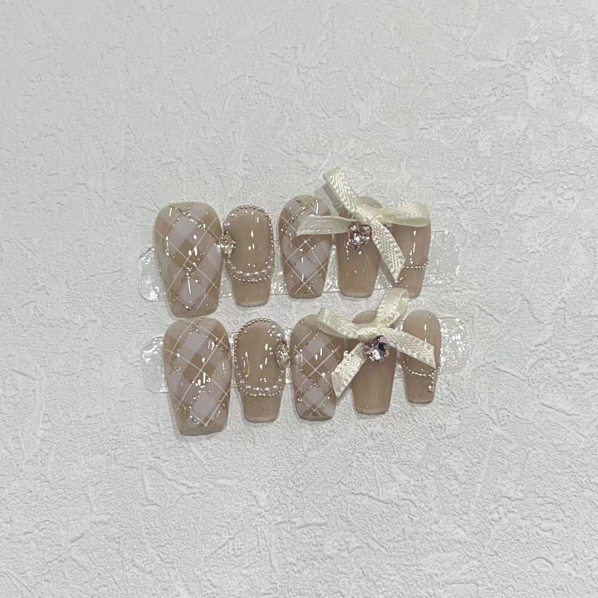 Elegantes Press-On-Nagelkunst-Set mit Bändern und Edelsteinakzenten Brehn