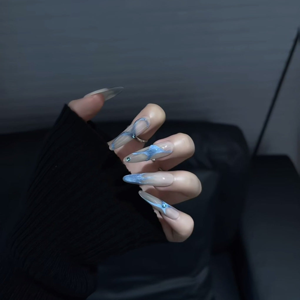 Faszinierende, mit Kristallen besetzte Stiletto-Nagelspitzen