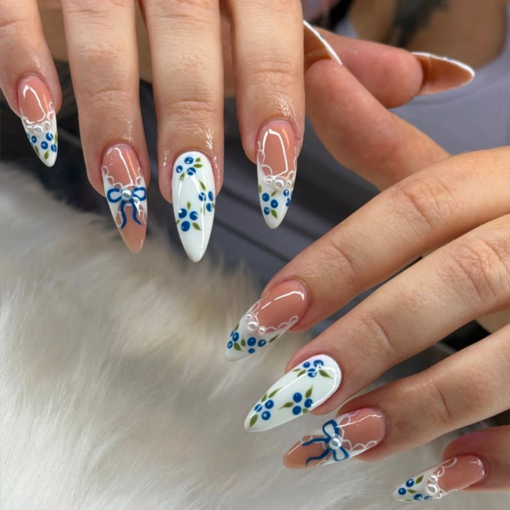 Kunstnägel mit Romantischem Blumen- und Schleifendekor Brehn