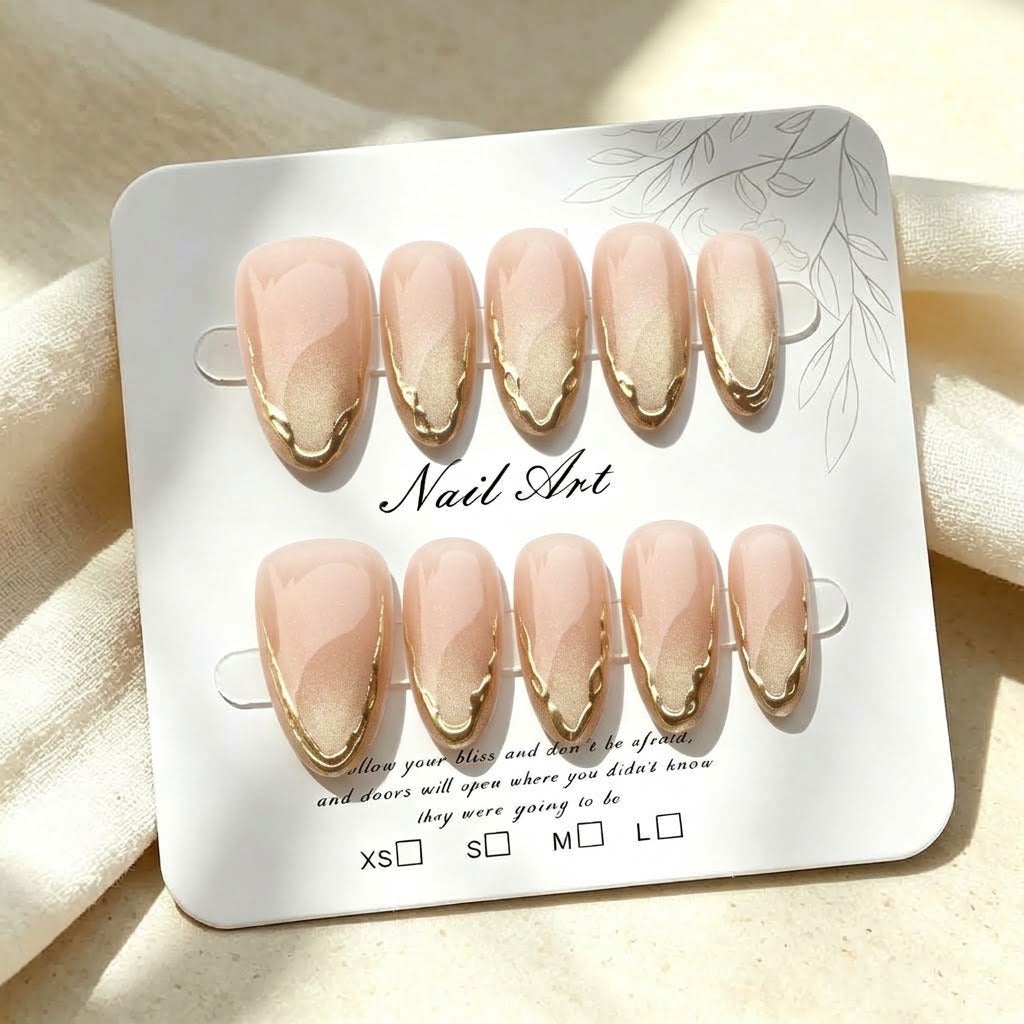 Elegantes Press-On-Nagel-Set mit goldenen Akzenten