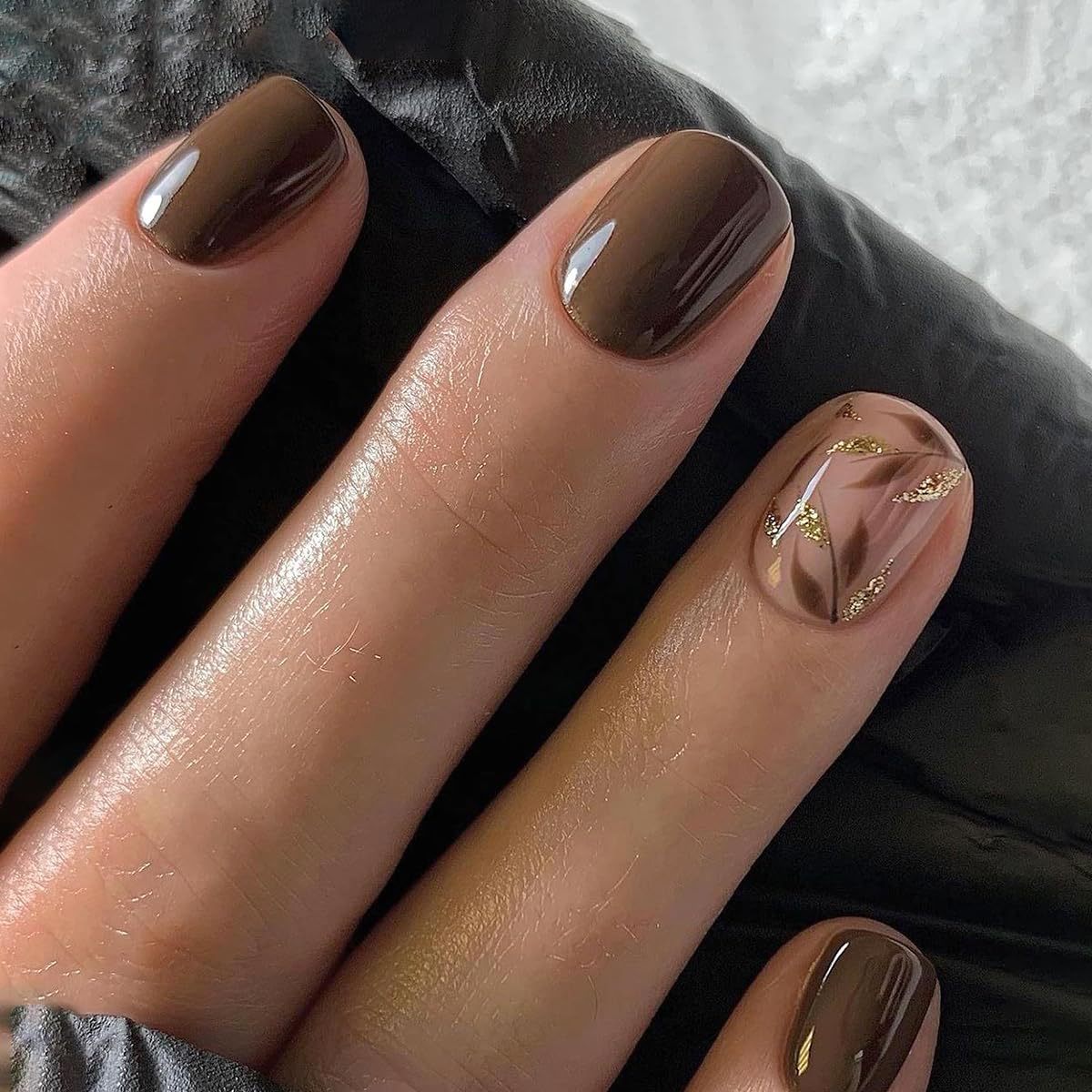 Kunstnagelset mit elegantem Marmor-Design und goldenen Akzenten Brehn