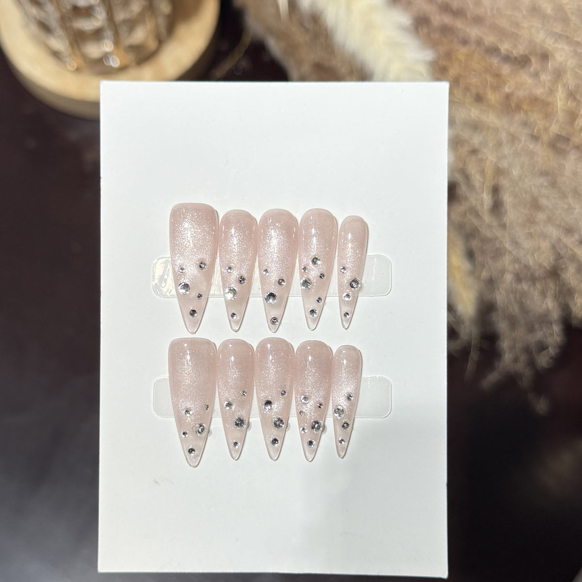 Elegante mit Strass veredelte Stiletto Press-On Nägel Brehn