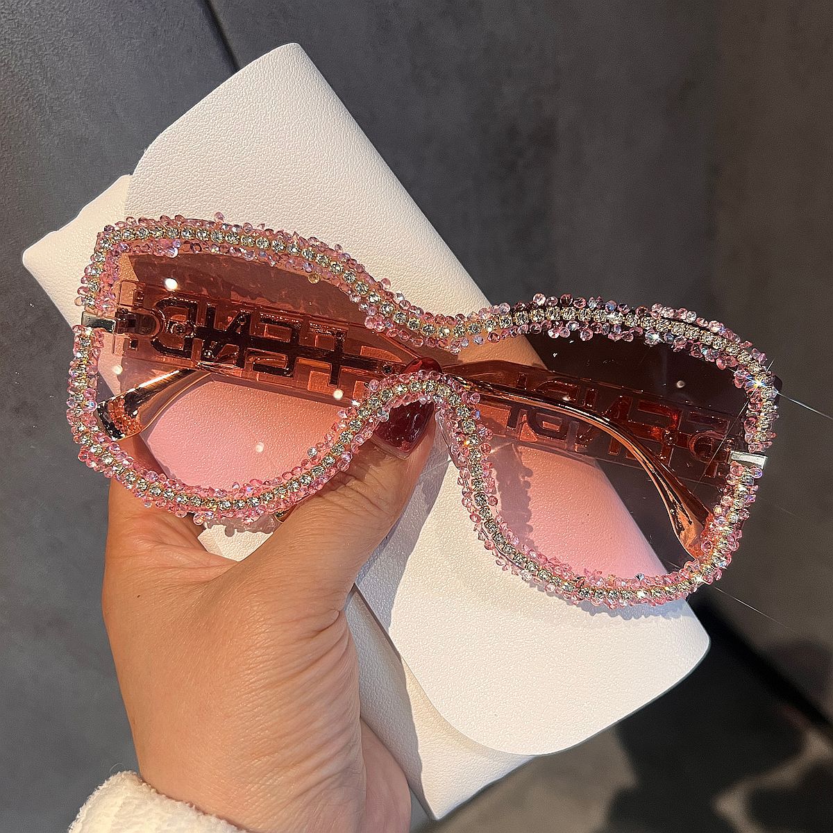 Damen Glamouröse Sonnenbrille mit auffälligem Kristallrahmen Brehn