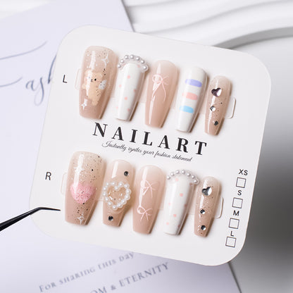 Kreatives Nagelkunstset mit Eleganten Applikationen Brehn