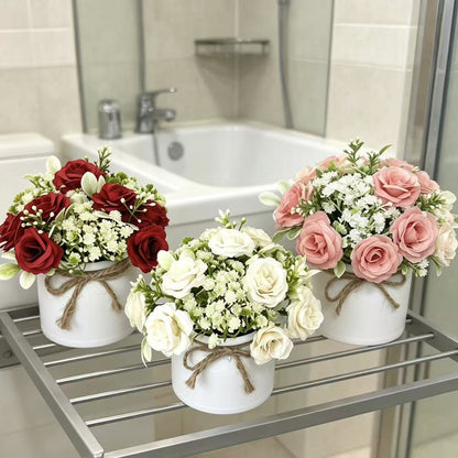 Lebensechter Blumenstrauß in dekorativem Topf für die wohnkultur