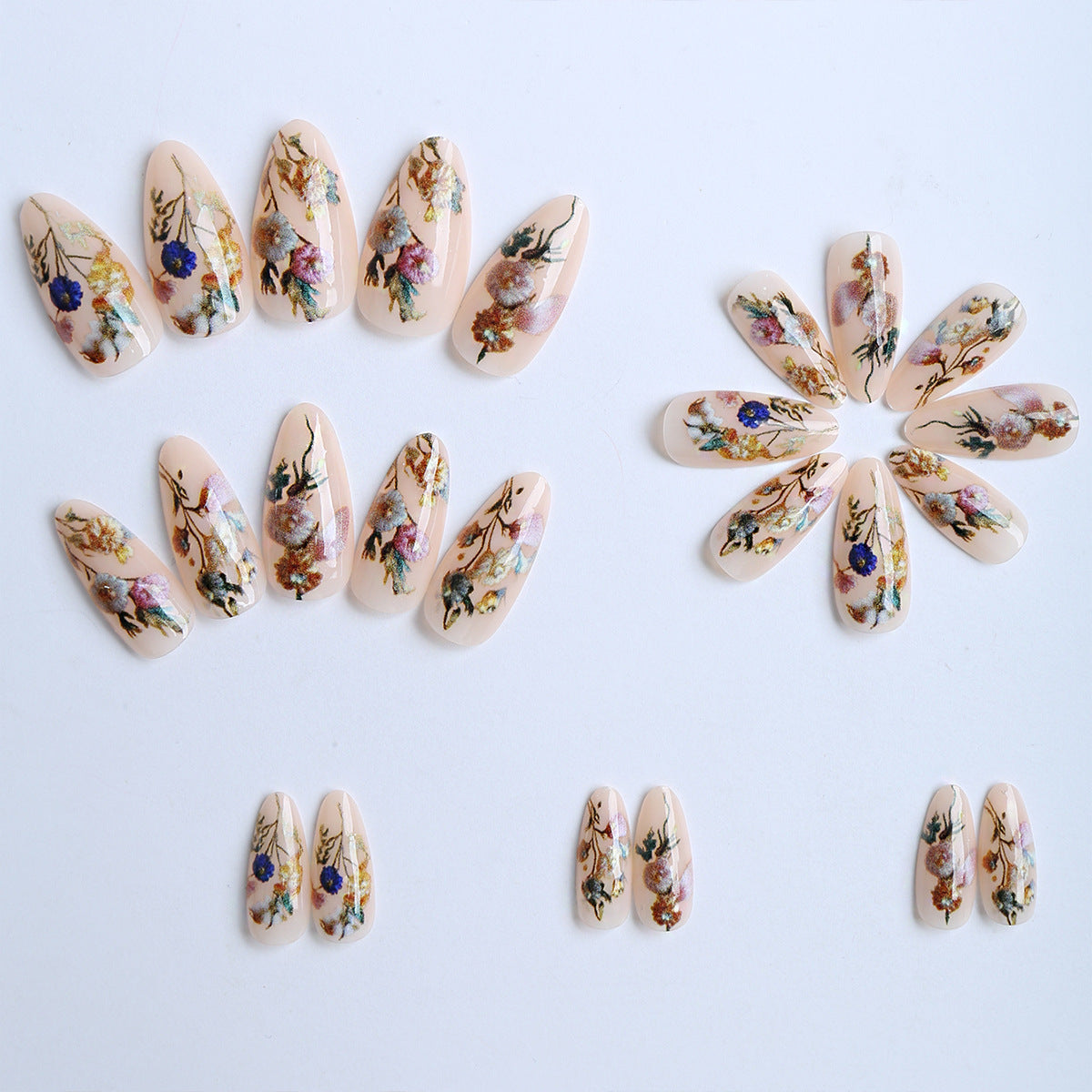 Kunstfingernägel mit Floralen Motiven und Goldakzenten Brehn