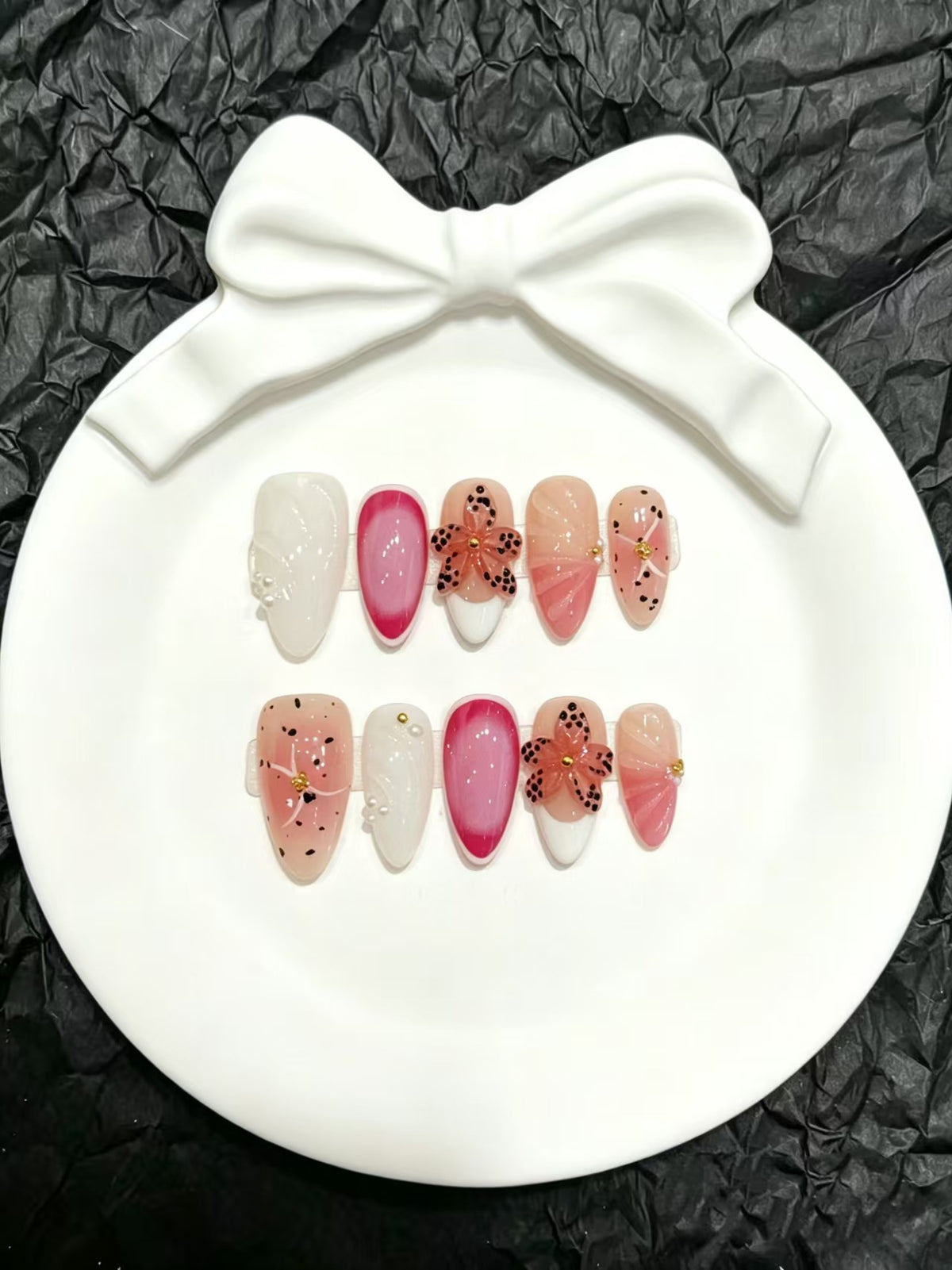 Dekoratives Press-On Nagelkunst-Set mit floralen und Edelstein-Akzenten  1791774491