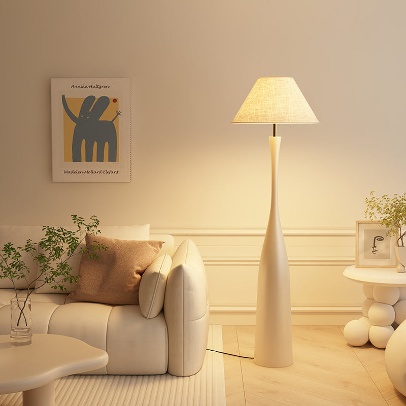 Elegante Skulpturale Holzstehlampe