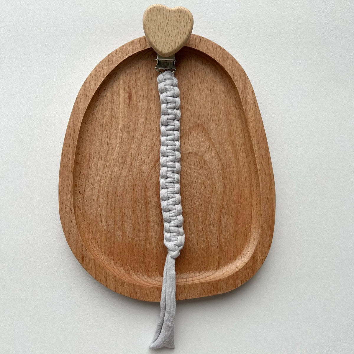 Geflochtener Stoff Schnullerclip mit Holzherz Sicherheitsklammer