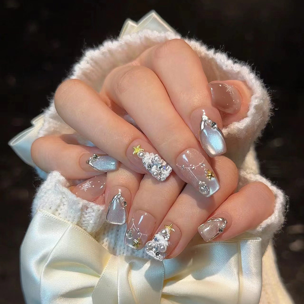 Elegantes Press-On Nagelkunstset mit dekorativen Schmuckakzenten Brehn