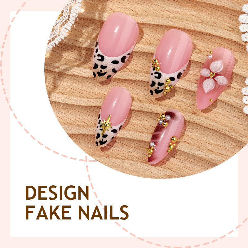 Kunstnagelset mit glamourösen Akzenten und floralen Verzierungen Brehn