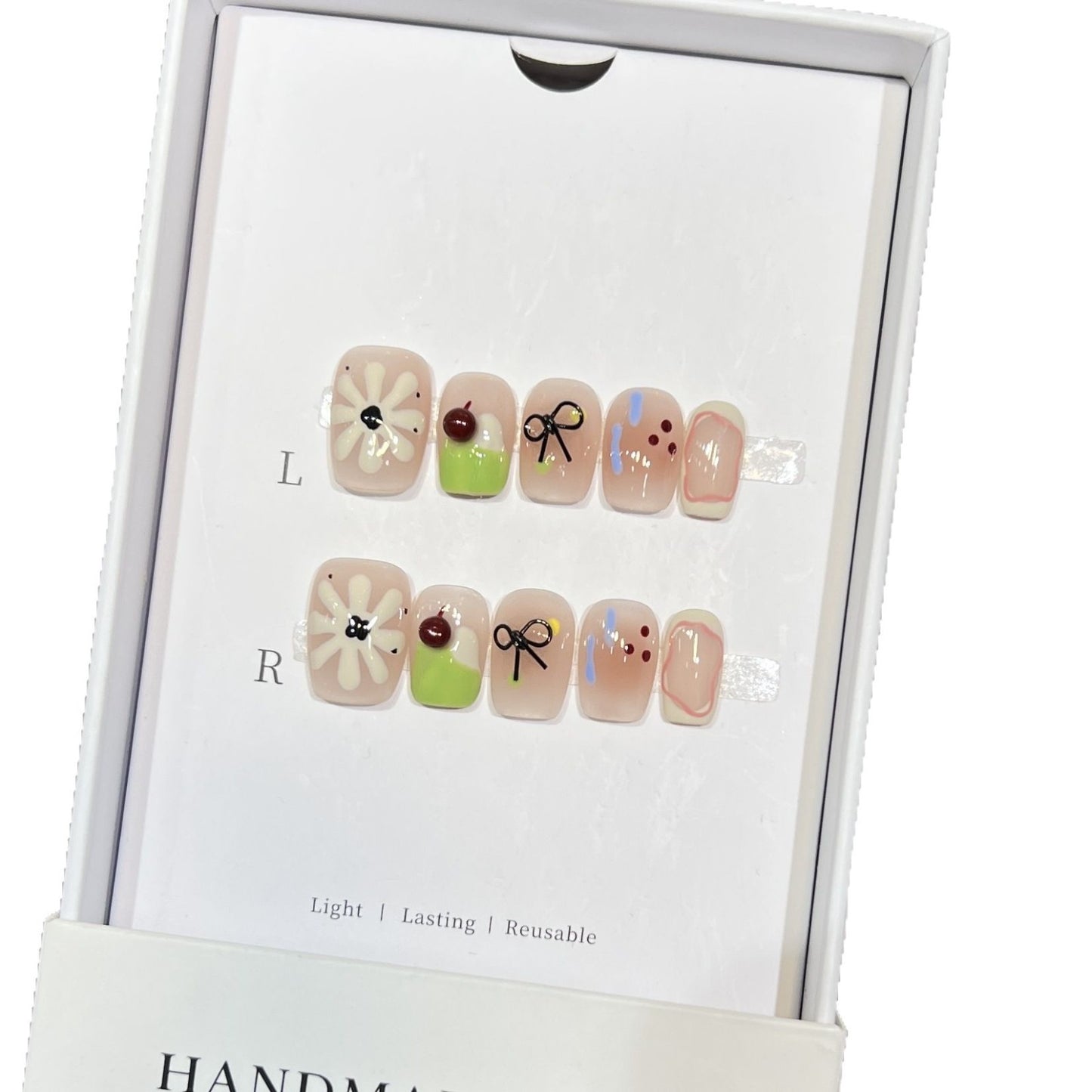 Künstlerisches Florales Press-On Nagelset mit Wiederverwendbarem Design Brehn