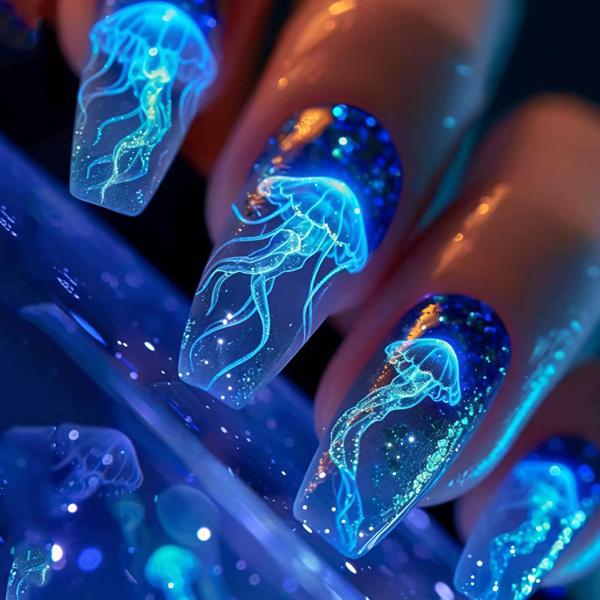 Glitzernde Kunstnägel mit Leuchtenden Qualle-Motiv Brehn