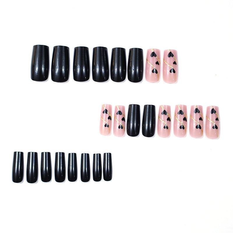 Herz-dekorierte Nagelkunst Brehn