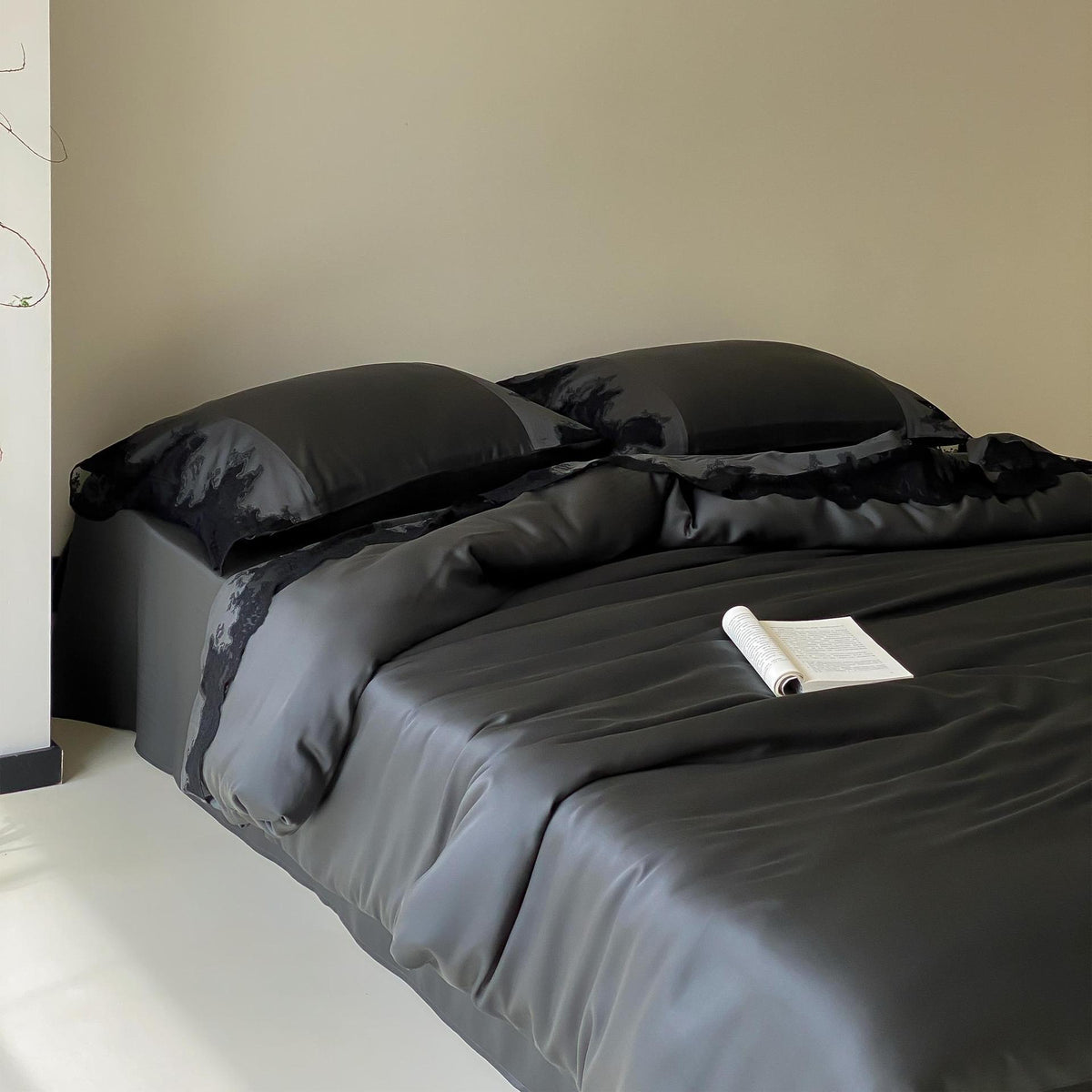 Luxuriöses Satin-Bettwäscheset mit feiner Spitzenbordüre