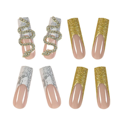 Glitzernde Stiletto-Nagelerweiterungen