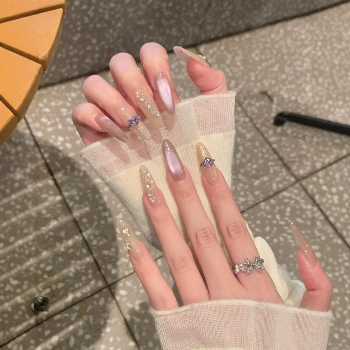 Elegante Lange Stiletto-Nagelerweiterungen mit Edelsteinakzenten