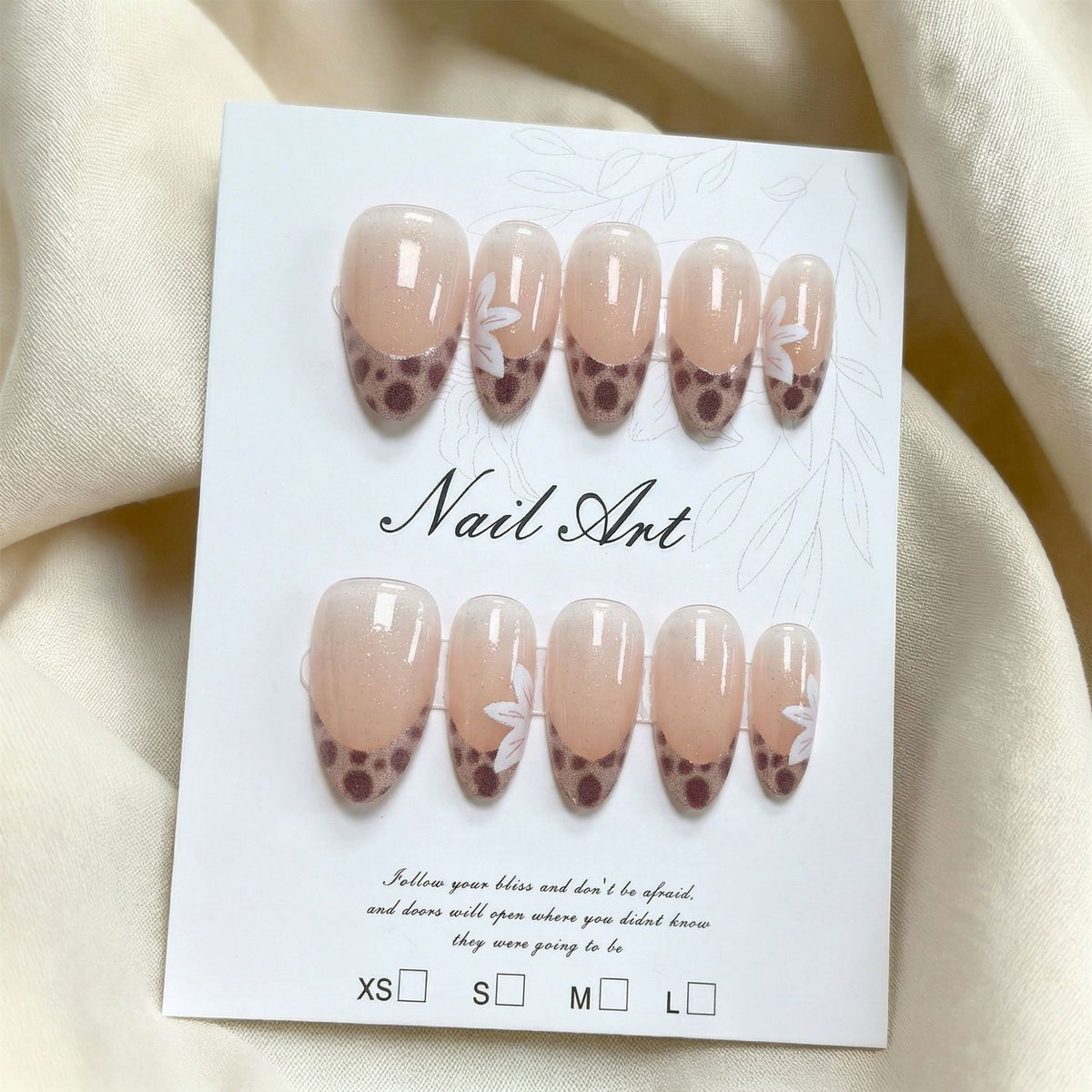 Künstlerisches Floral Press-On Nagelkit