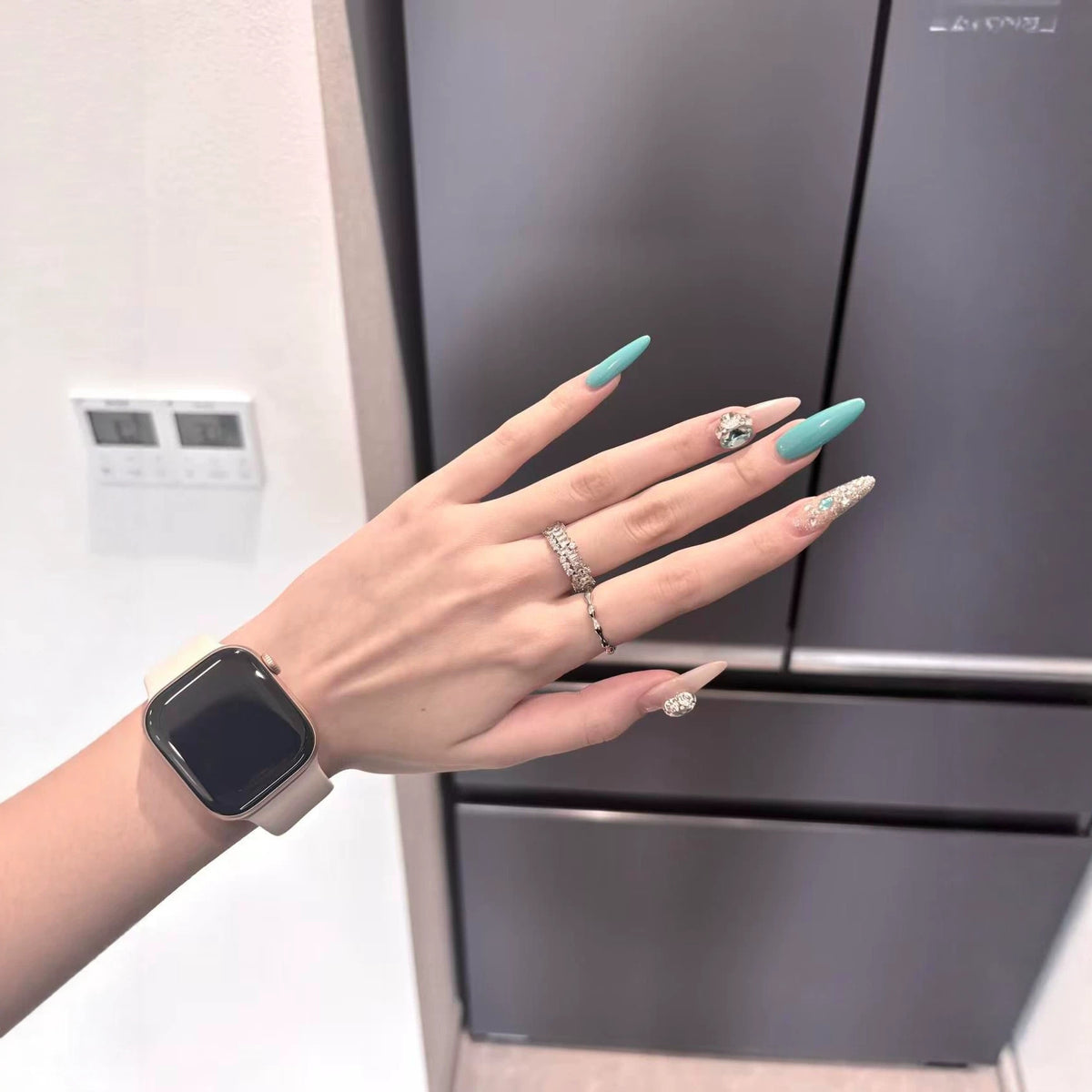 Stiletto-Nagelkunst-Tipps mit Kristallakzenten