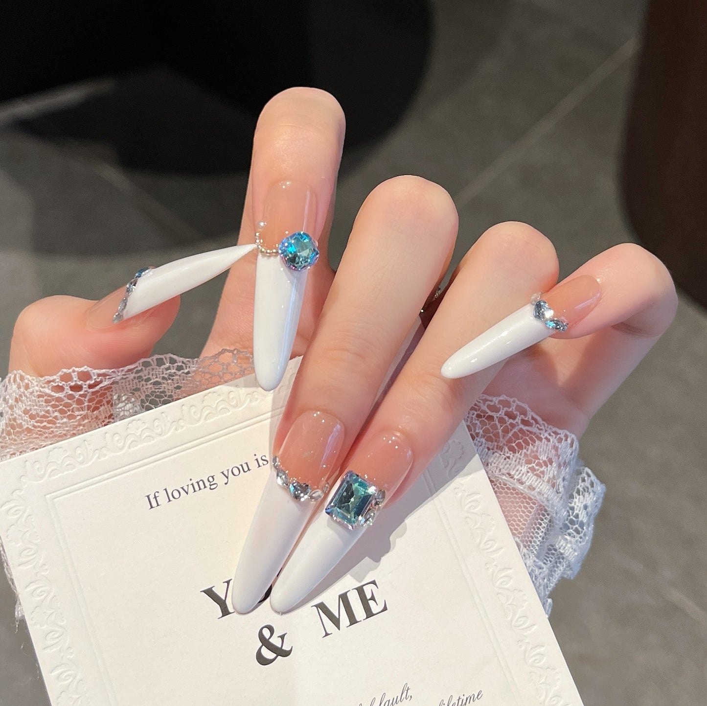 Elegante mit Edelsteinen verzierte Press-On Nagelerweiterungen Brehn