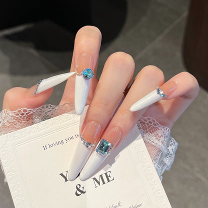 Elegante mit Edelsteinen verzierte Press-On Nagelerweiterungen Brehn
