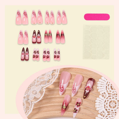 Kunstnagel-Set mit luxuriösen floralen Designs Brehn