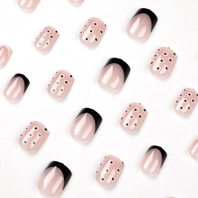 Kunstvolle Nagelkunst mit Blumen-Design Brehn