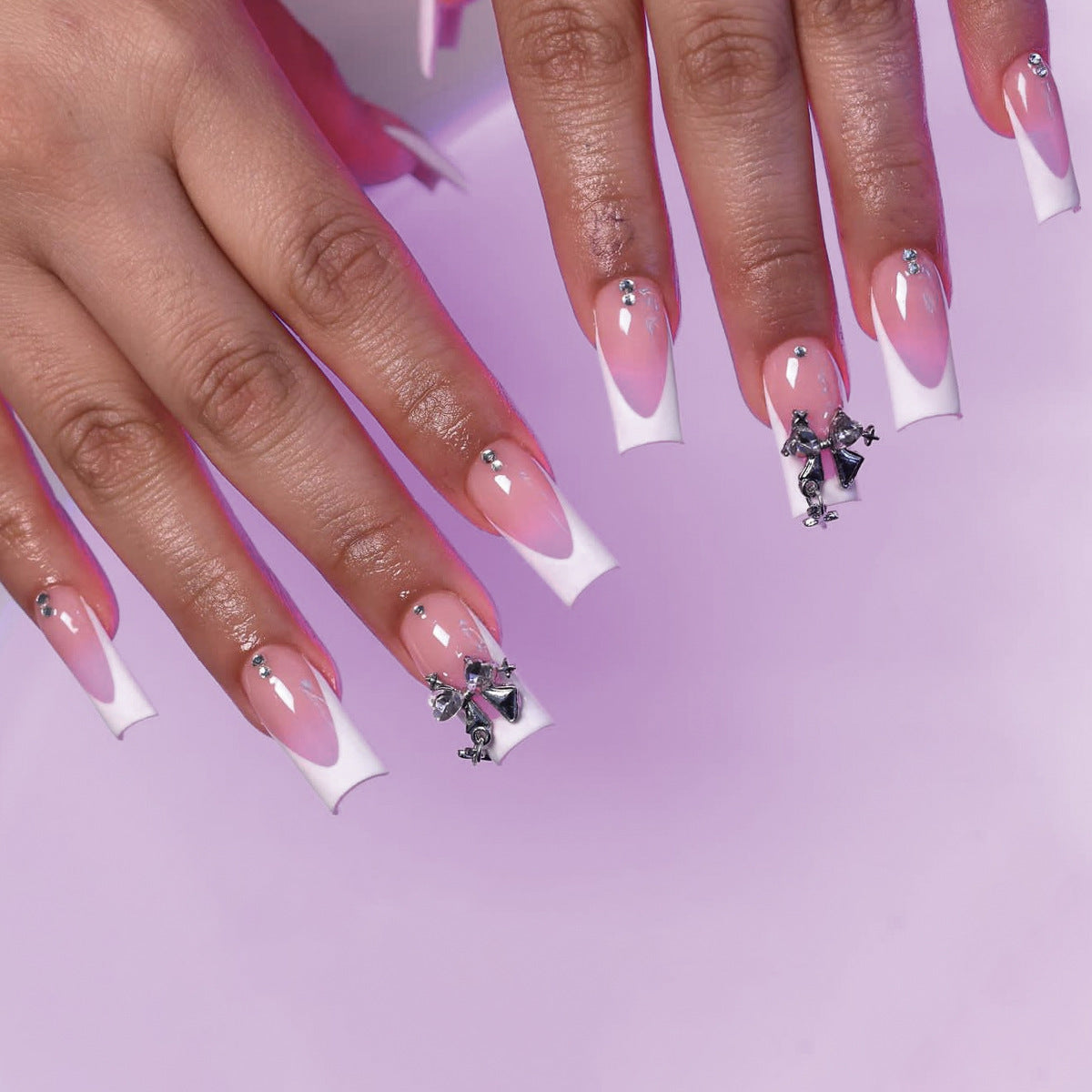 Elegantly gestaltete French Tip Acryl-Nagelkunst Brehn