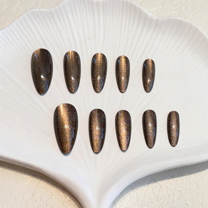 Glänzende Stiletto-Nageltipps