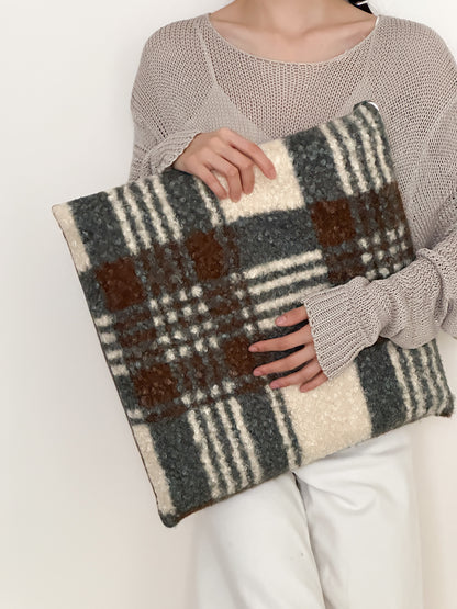Oversize Sherpa-Clutch mit floraler Bouclé-Optik