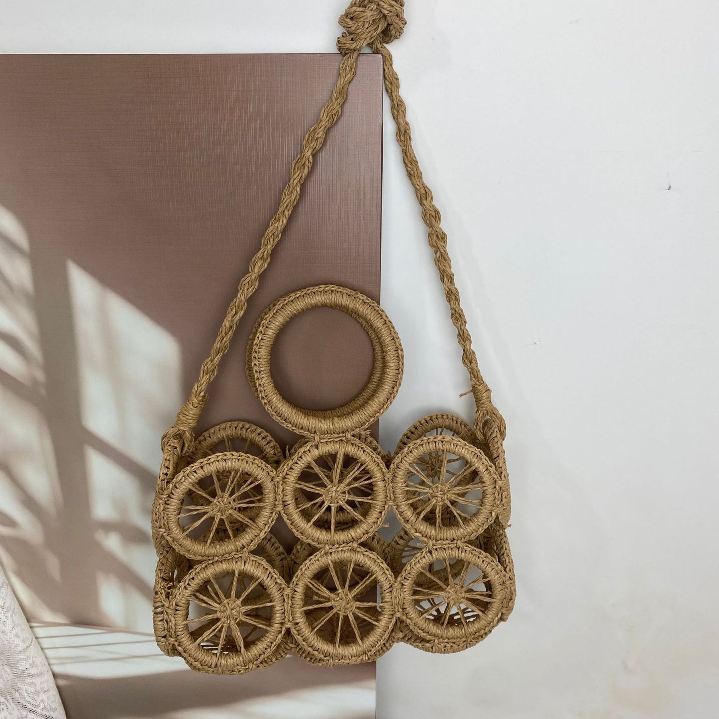 Kunsthandwerkliche Korbtasche mit Auffälligem Radmuster Brehn