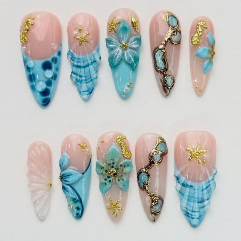 Kunstnagelset mit maritimen Motiven und glamourösen Verzierungen Brehn