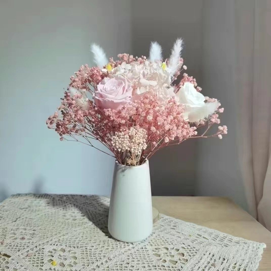 Getrocketer Blumenstrauß mit eleganten gelben Akzenten