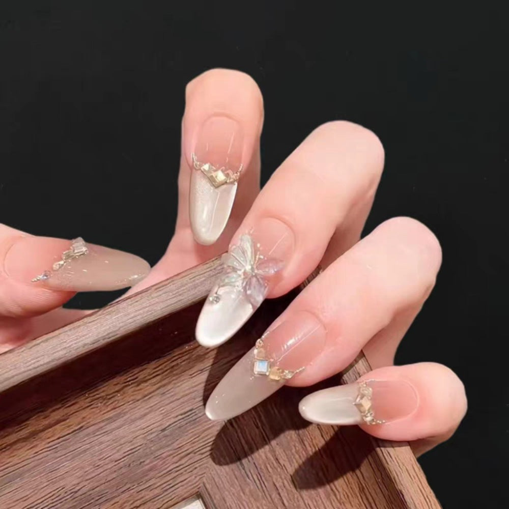 Dekoratives Druck-Nagelset mit floralen Akzenten Brehn