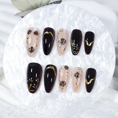 Kunstnagelset mit eleganten Goldverzierungen und originellen Mustern Brehn