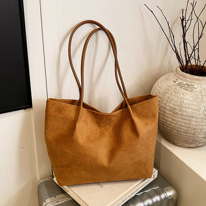 Minimalistische Wildleder Schultertasche