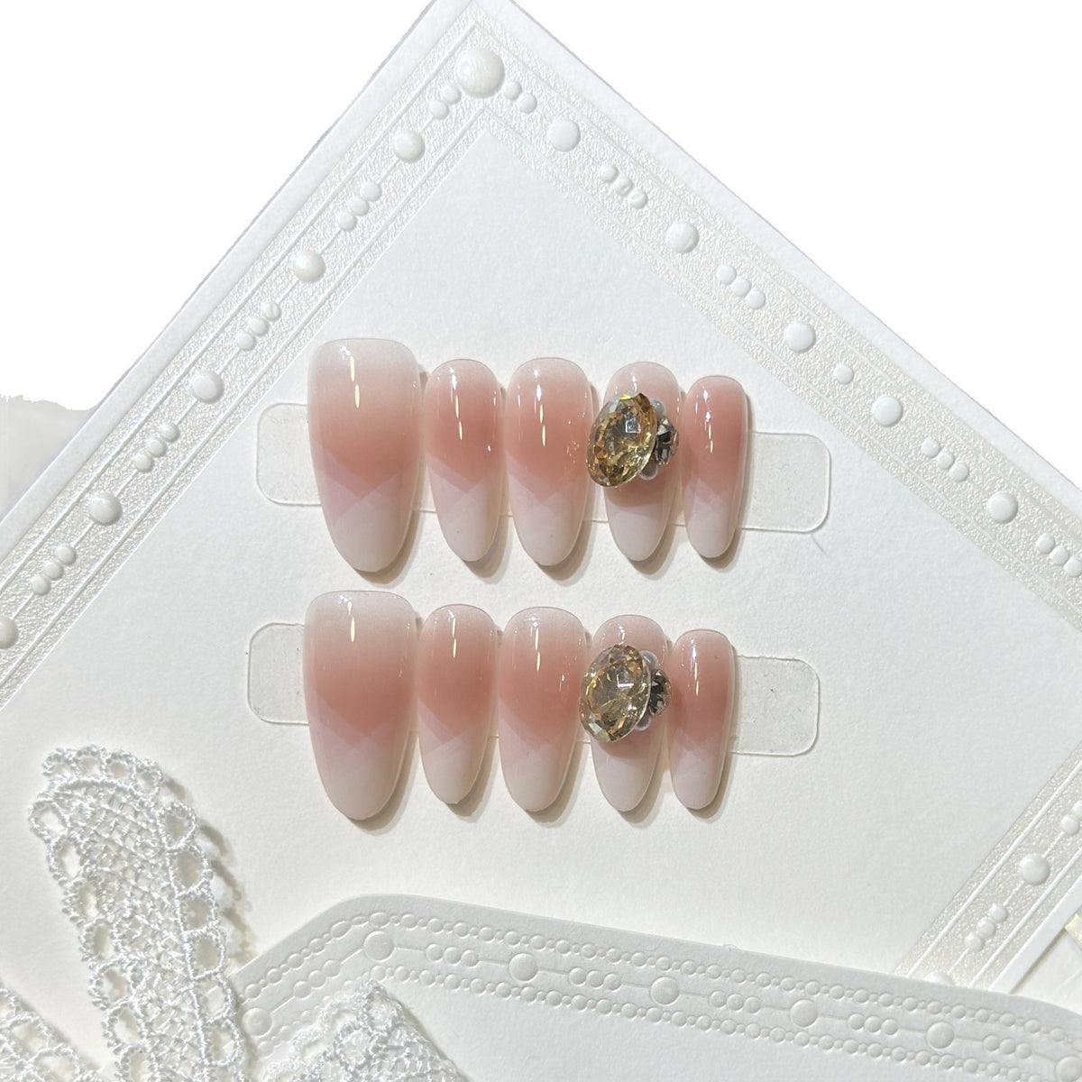 Stylisches Press-On-Nagel-Set mit Edelsteinakzent Brehn
