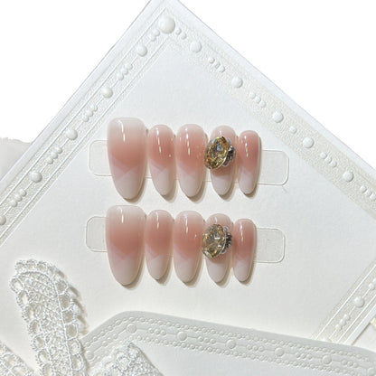 Stylisches Press-On-Nagel-Set mit Edelsteinakzent Brehn
