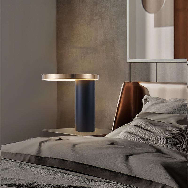 Minimalistische Tischlampe mit metallic Akzent