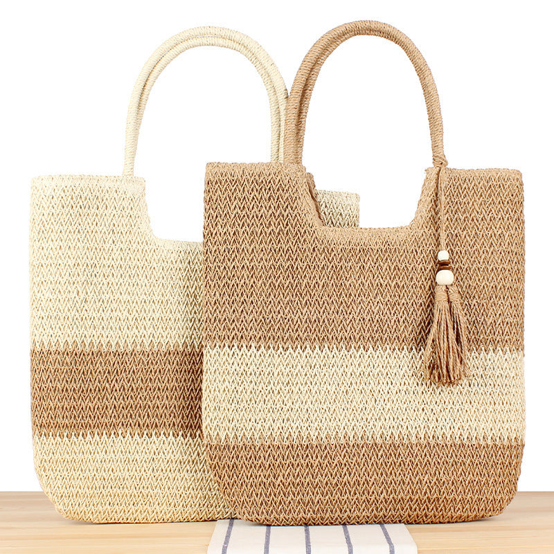 Modische Strandtotebag Aus Geflochtenem Naturmaterial mit Fransiger Detail Brehn