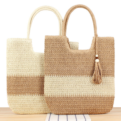 Modische Strandtotebag Aus Geflochtenem Naturmaterial mit Fransiger Detail Brehn