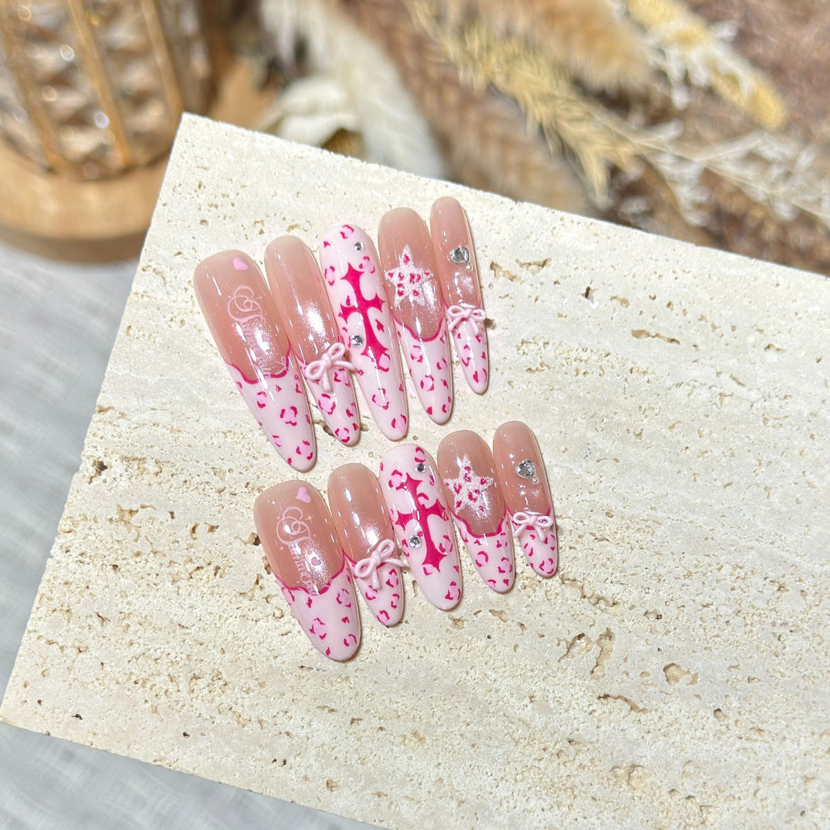 Künstlerisches Stiletto Press-On Nail Set mit Herz- und Schleifen-Design Brehn