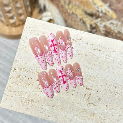 Künstlerisches Stiletto Press-On Nail Set mit Herz- und Schleifen-Design Brehn