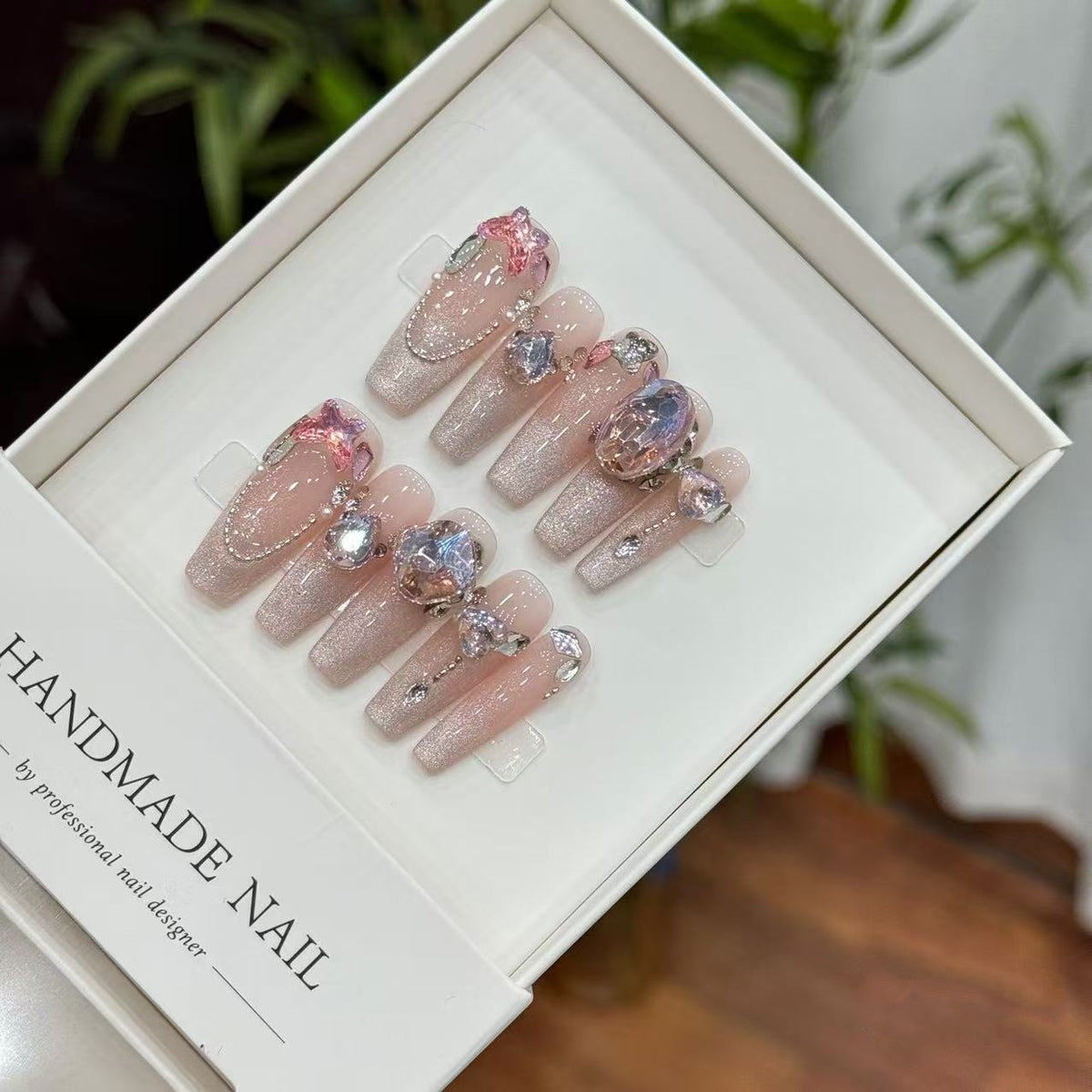 Dekoratives handgemachtes Press-On Nagelkunstset mit Edelsteinakzenten