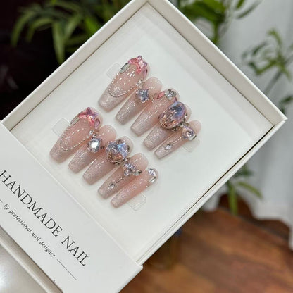 Dekoratives handgemachtes Press-On Nagelkunstset mit Edelsteinakzenten