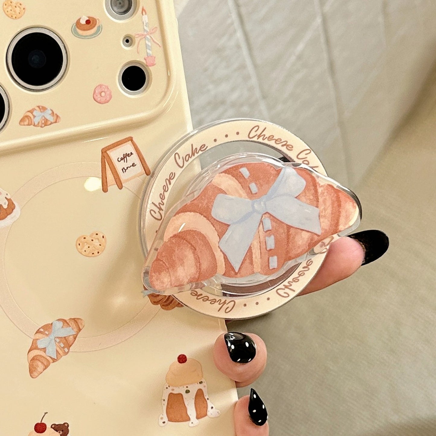 Smartphone Fingerhalter im Croissantdesign Brehn